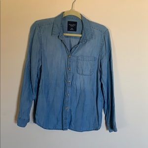 Woman’s American Eagle top